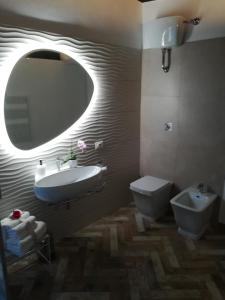 内米Holiday Homes - mini spa - Nemi (Roma)的一间带水槽、卫生间和镜子的浴室