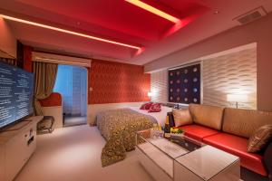 千叶HOTEL W-AVANZA-W GROUP HOTELS and RESORTS-的客房设有床、沙发和电视。