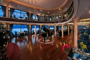 下龙湾Le Theatre Cruises - Wonder on Lan Ha Bay的游轮上的客厅和饭厅