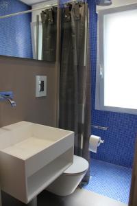 莱西纳Villa Italia - Marina di Lesina的一间带水槽、卫生间和淋浴的浴室