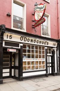 都柏林奥多诺霍德酒店的上面有钟的甜甜圈店