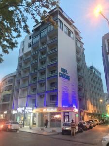 库萨达斯卡格达斯酒店的一座大型公寓楼,上面有蓝色标志