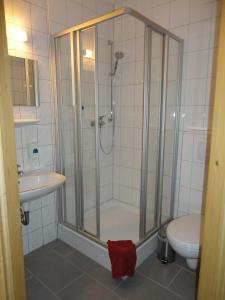 奥伯霍夫奥伯施威泽呼特旅馆的带淋浴、盥洗盆和卫生间的浴室