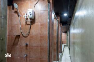 碧瑶3BU Hostel Baguio - Bonifacio的带淋浴喷头的浴室