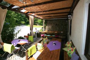 埃尔森贝格Landgasthof Auerschmiede的庭院配有桌椅和带遮阳伞的桌子。
