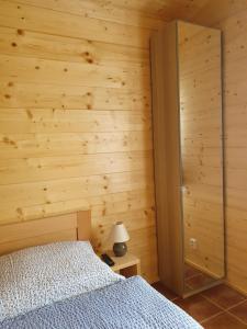 MnichoviceSport-hotel Šibeniční vrch的一间卧室设有一张床和木墙