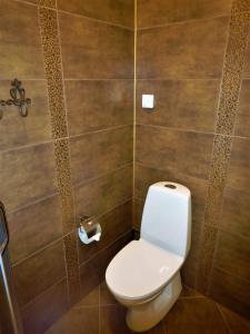 文茨皮尔斯Romance的一间带卫生间和瓷砖墙的浴室