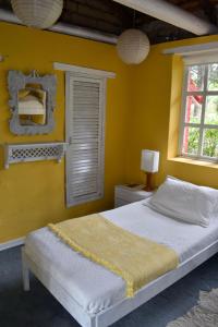 派帕德尔温托别墅度假屋的一间卧室配有一张黄色墙壁的床