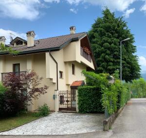 贝卢诺B&B Piccole Dolomiti的前面有门的房子