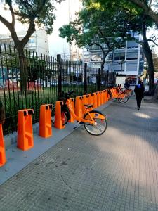 布宜诺斯艾利斯Isurus departamento completo的一群停放在围栏旁边的橘子自行车