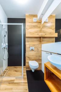 尤斯托尼莫斯基White Marina Apartamenty的一间带卫生间和水槽的浴室