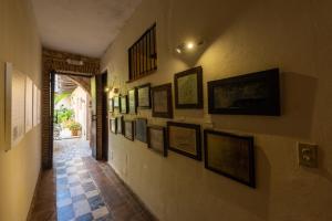 圣多明各埃尔比特里欧卡萨博物馆酒店的墙上有一堆照片的走廊