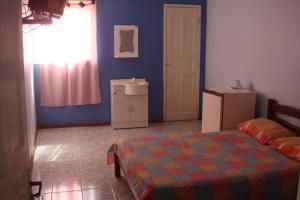 卡波布里奥Pousada Gran Gaviota的一间卧室设有床、窗户和门