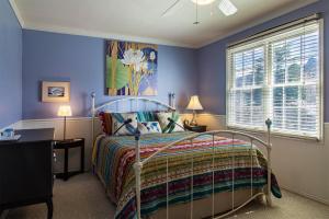 Rockville2 Cranes Inn - Zion的一间卧室配有一张蓝色墙壁的床和一扇窗户