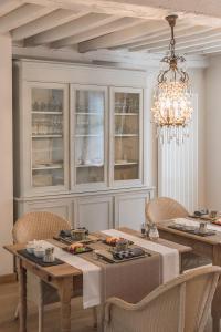 布鲁日斯皮尔曼斯瑞住宿加早餐酒店的一间带桌椅和吊灯的用餐室
