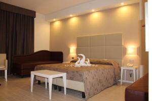 StiglianoHotel Ristorante Mariano的酒店客房,配有一张带天鹅的床