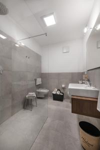 纳莱斯威尔玛酒店 的一间带水槽、浴缸和卫生间的浴室