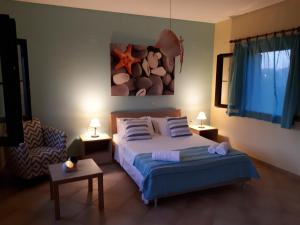 瓦西里科斯Panmar的一间卧室配有一张带两个枕头的床