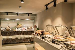 毕达哥利翁Doryssa Boutique Hotel的厨房配有带食物的柜台
