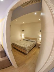 罗萨诺CASA VACANZE MARIAELENA - SANT' ANGELO的一间带一张床铺的卧室,位于带拱门的房间