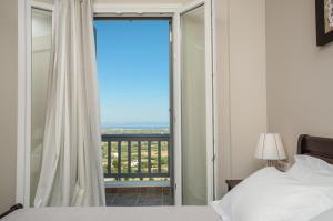 Glinado NaxosVilla Natalia的一间卧室设有一张床和一个美景窗户。