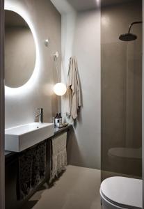 拉塔Apartamenty DECK Jurata的一间带水槽、卫生间和镜子的浴室