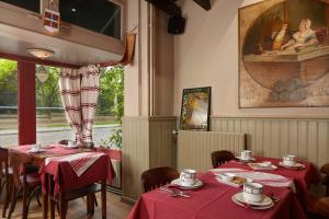 Le Vert Galant - Auberge Etchegorry餐厅或其他用餐的地方