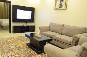 艾卜哈مشارف الفخامة أبها的带沙发和平面电视的客厅