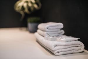 利耶帕亚Maestro Design Hotel的桌子上堆着的毛巾