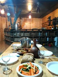 卡兹贝吉HOMEWOOD的木桌,带食物和酒杯盘