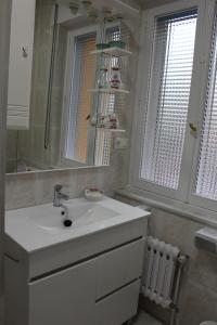 利洛Casa do Roxo de Rinlo Nº REGISTRO VUT-LU-00706的白色的浴室设有水槽和镜子