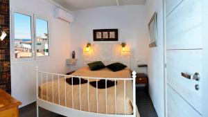 莫甘海滩Bella Vista Sun Club的一间卧室设有一张床和一个窗口