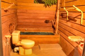 哈伯勒内Green Garden Resort的木制桑拿浴室内带卫生间的浴室