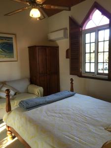 珀斯罗斯莫尔住宿加早餐旅馆的一间卧室设有一张大床和一个窗户。