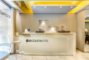 布宜诺斯艾利斯Up Recoleta Hotel的商店里一个有背景的人的柜台