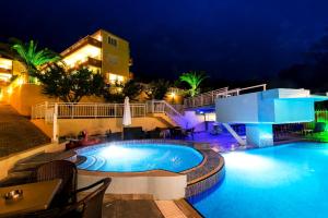 利迈纳里亚Hotel Diamond的夜间在度假村的游泳池