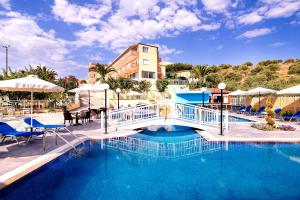 利迈纳里亚Hotel Diamond的度假村内一座带桥梁的游泳池