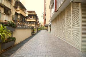 孟买Theory9 Premium Service Apartments Khar的城市中一条空荡荡的街道,有建筑