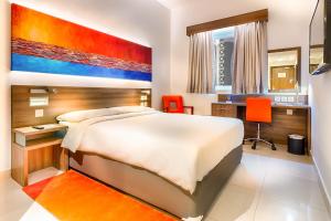 迪拜阿尔巴沙市大商场酒店的一间卧室配有一张大床和一张书桌