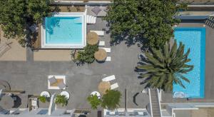 格拉斯托斯La Stella Stay的享有游泳池的顶部景色,游泳池拥有棕榈树