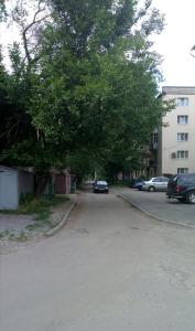第聂伯罗Комфортні апартаменти з великим ліжком на Кірова ,поруч 16 лікарня,Дафі的路边有树和汽车的街道