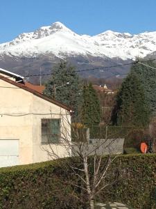 比耶拉A casa di Antonella的一座有雪覆盖的山房