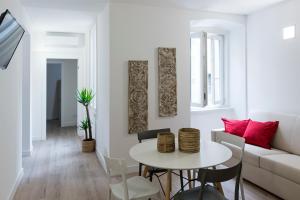 的里雅斯特Paduina3 Comfort Apartments的客厅配有桌子和沙发
