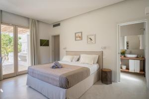 加拉托内Tenuta DonnAnna Agriturismo&Glamping的一间带大床的卧室和一个阳台