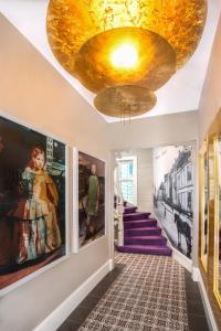 卑尔根2 Døtre Apartments的走廊上设有金色天花板和墙上的绘画作品