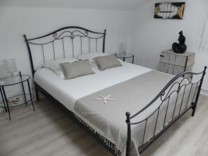 安德诺莱斯贝恩Bleuvelours的一间卧室配有一张带白色床单的大床