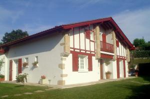 阿尔康盖Villa Les Hortensias B&B的带阳台和庭院的白色房屋