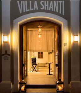 蓬蒂切里Villa Shanti - Heritage Hotel for Foodies的带有读别墅标的建筑物入口