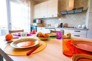 莫诺波利Sisters in Law Guesthouse的厨房配有带盘子和水果的桌子