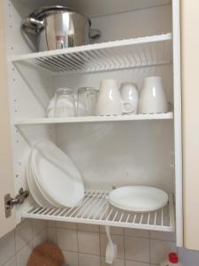 MuuruvesiHuoneistohotelli Teekki的厨房厨房配有白色菜肴和水槽
